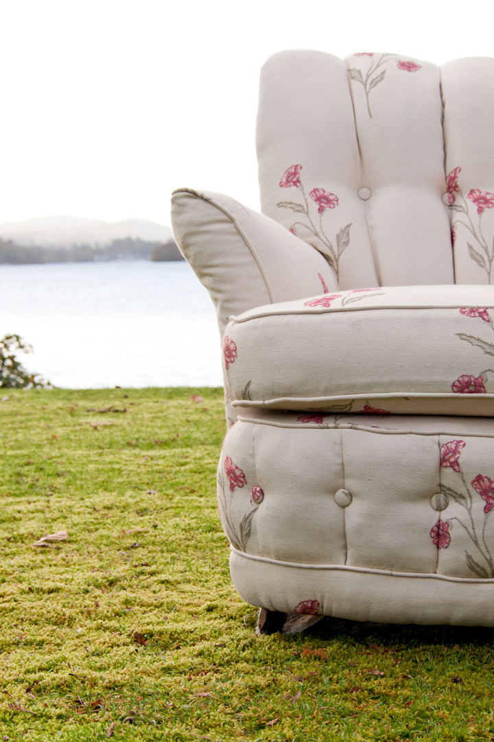 Light Deep-buttoned Chair